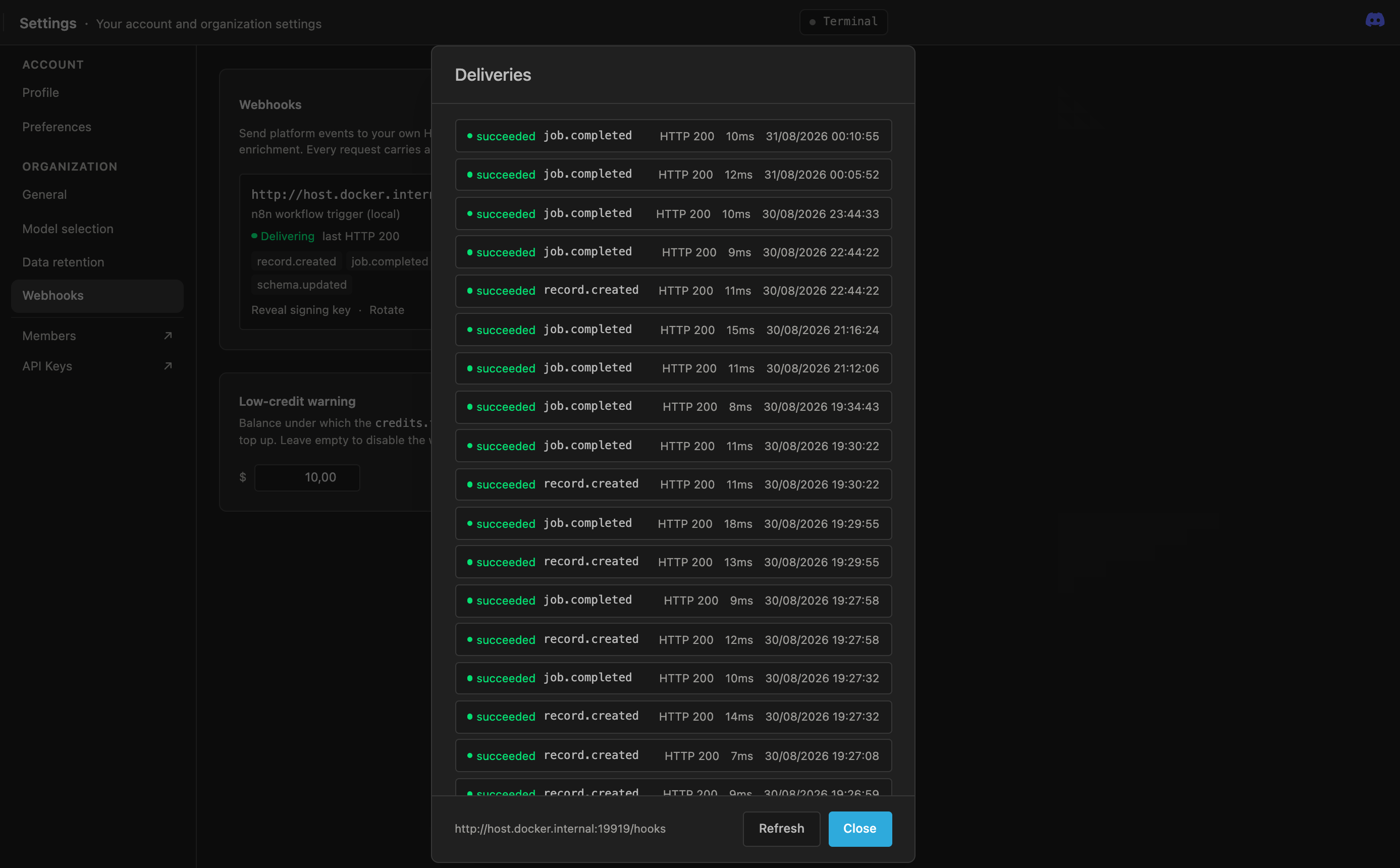 Настройки › Webhooks: карточка эндпоинта со списком событий, на которые он подписан, и настройками ключа подписи; рядом открыт журнал Deliveries с успешными попытками job.completed и record.created, их HTTP-статусом и задержкой