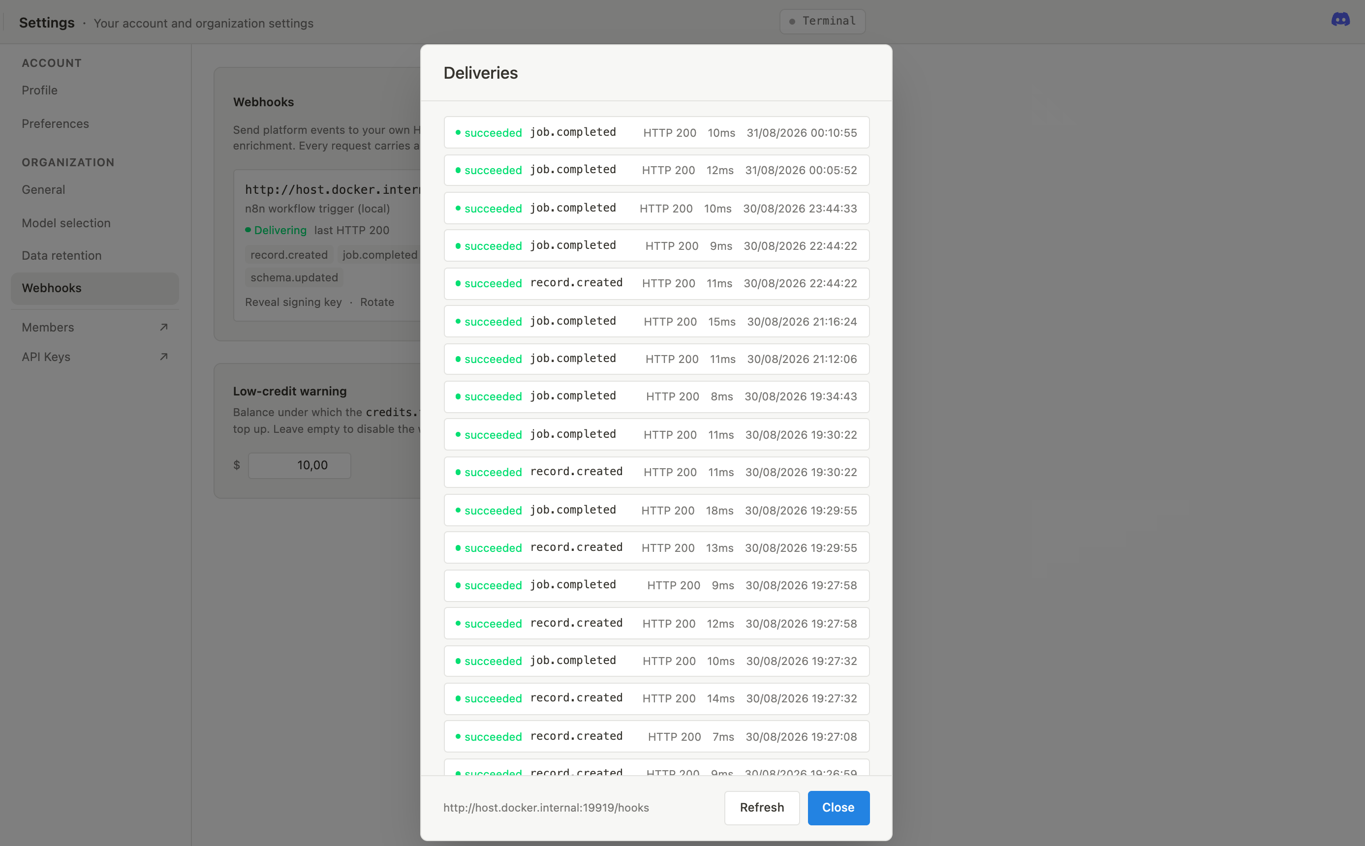 Настройки › Webhooks: карточка эндпоинта со списком событий, на которые он подписан, и настройками ключа подписи; рядом открыт журнал Deliveries с успешными попытками job.completed и record.created, их HTTP-статусом и задержкой